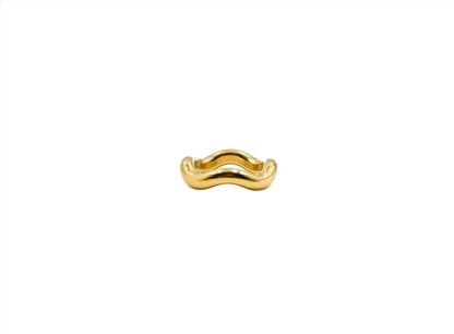 wavy modern ring in gold 