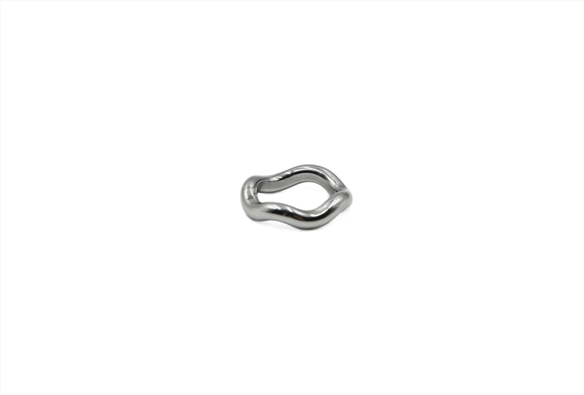 wavy modern ring in silver