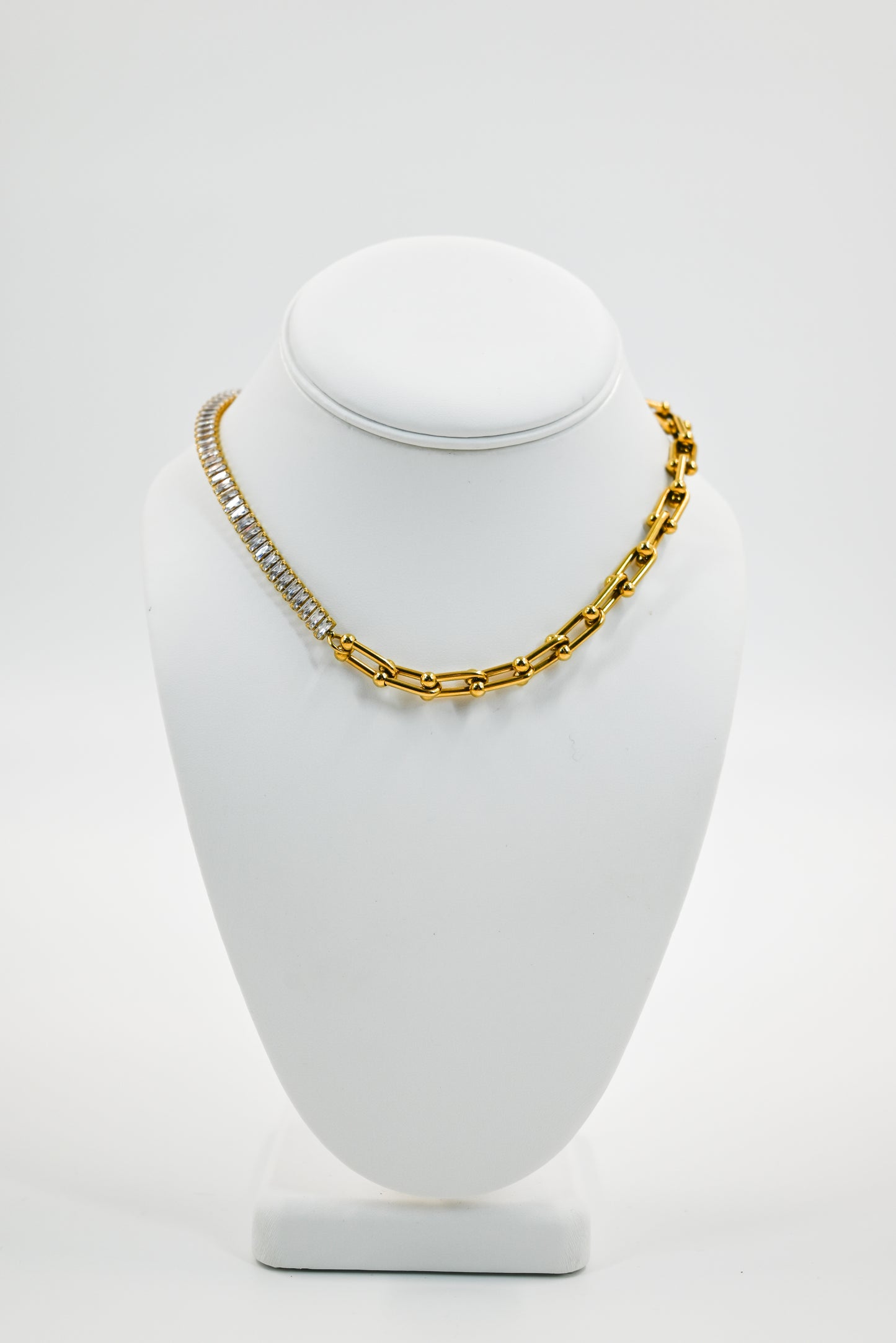 Sparkling link chain with crystals accents in gold