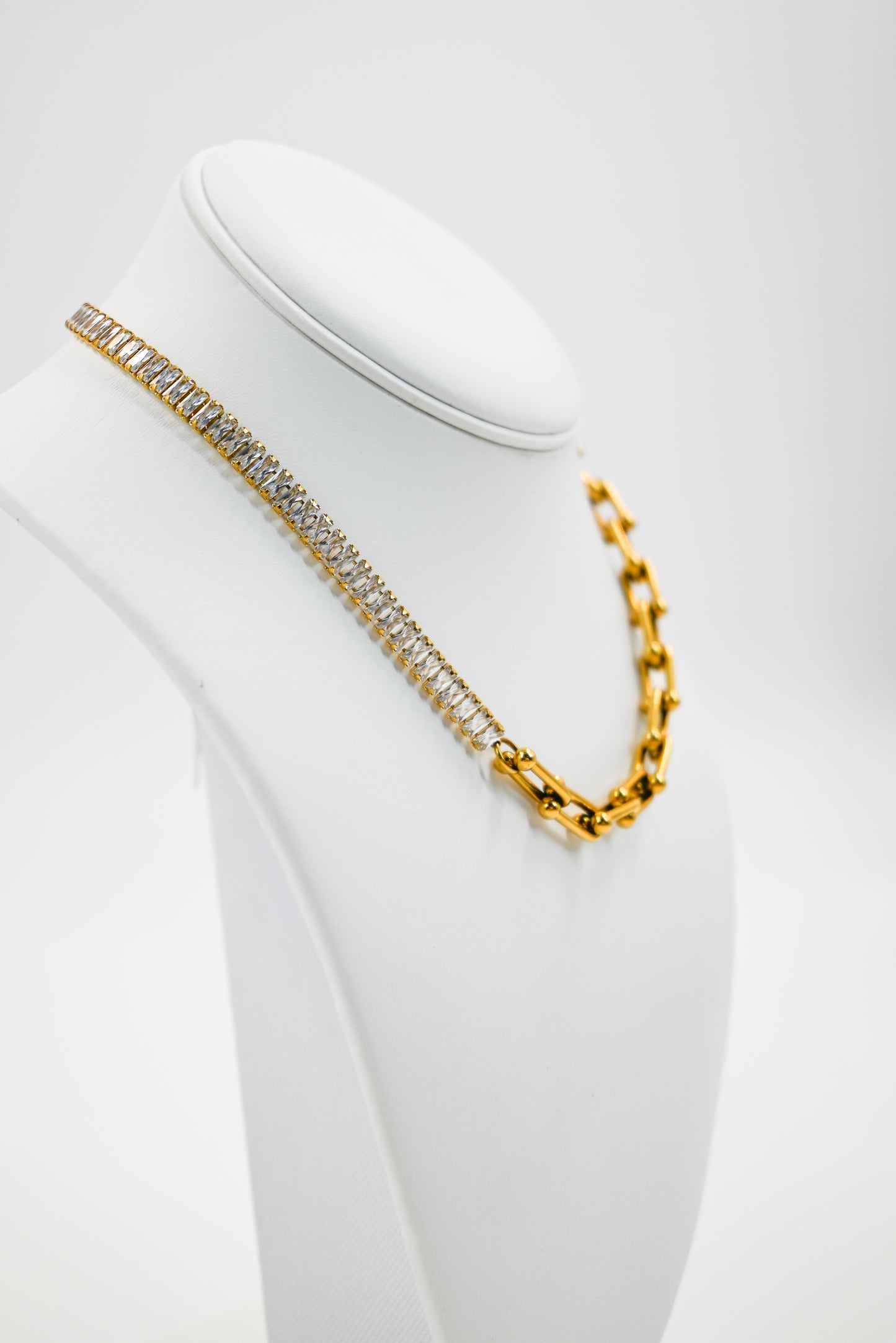 Sparkling link chain with crystals accents in gold