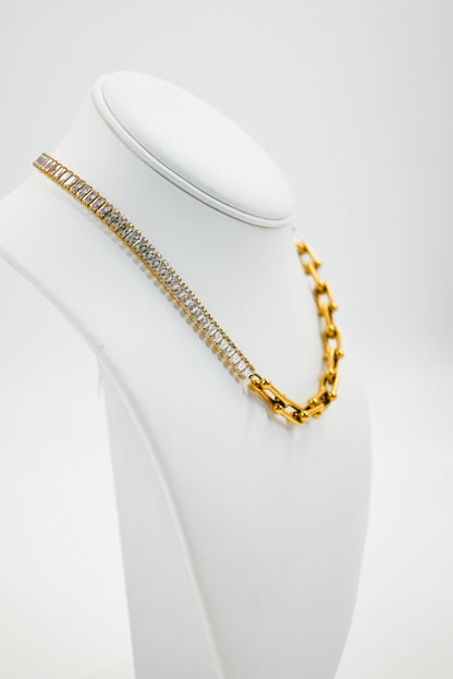 Sparkling link chain with crystals accents in gold