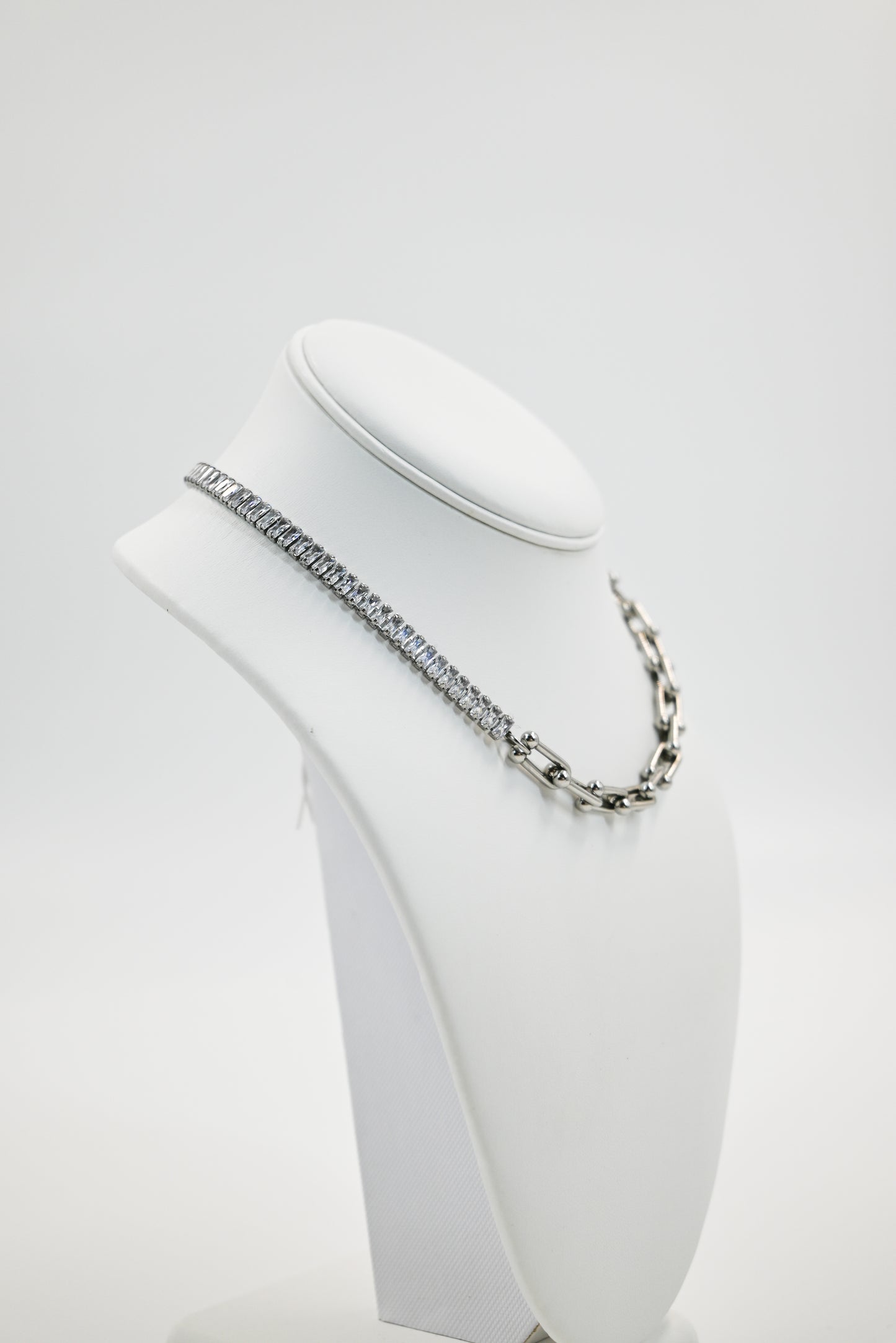 Sparkling link chain with crystals accents in silver