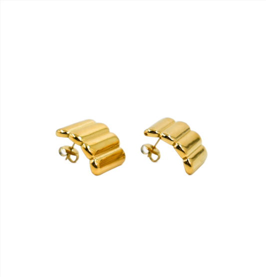 Croissant style gold earrings 