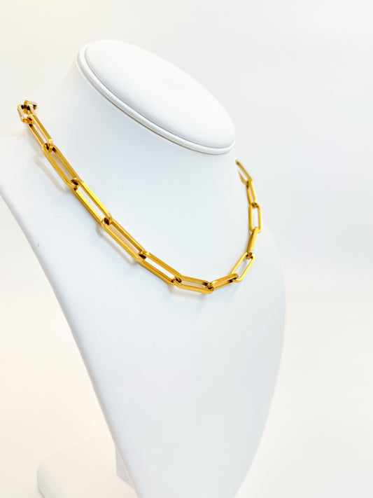 Large paperclip link chain in gold 